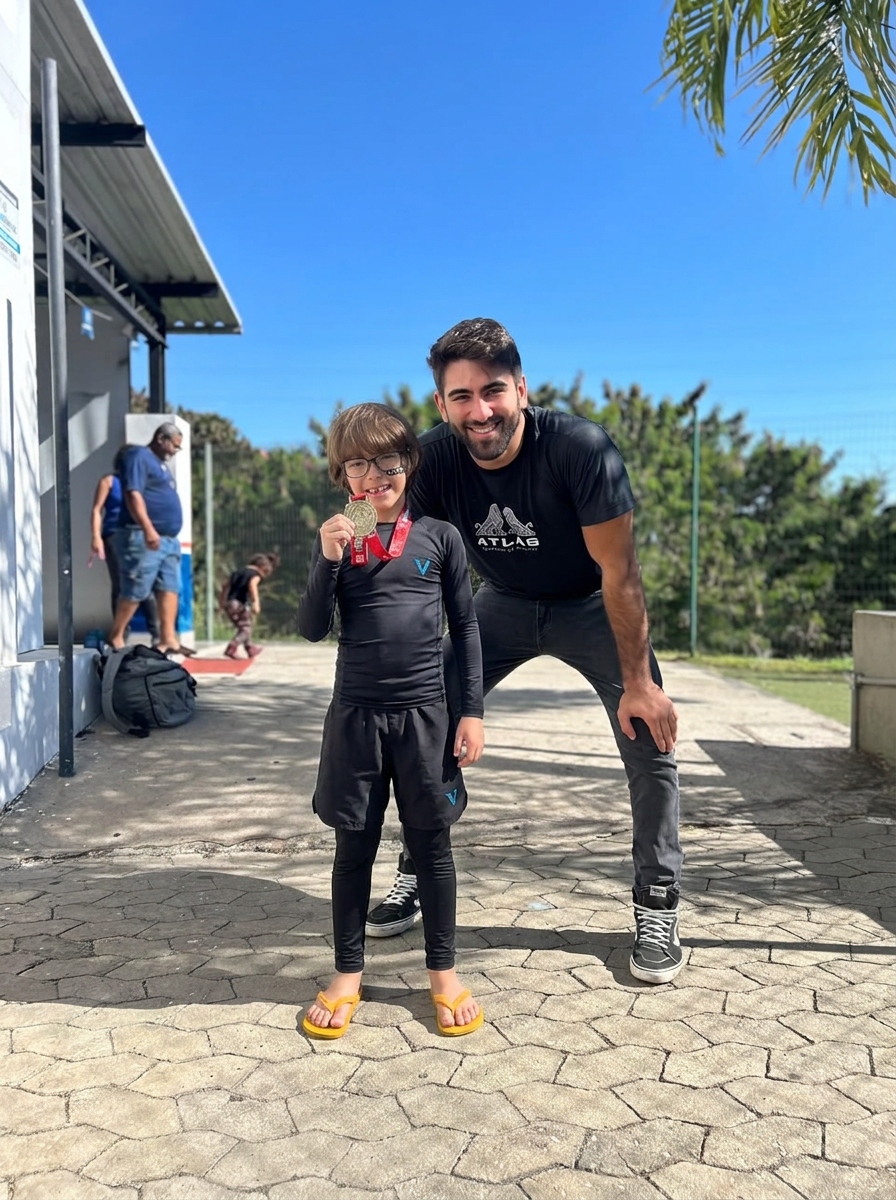 Aluno da Atlas vestindo rash guard e shorts sem kimono ao lado de professor