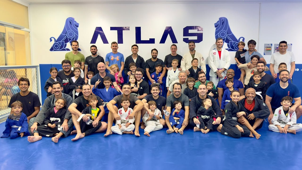 Alunos e famílias reunidos na academia
