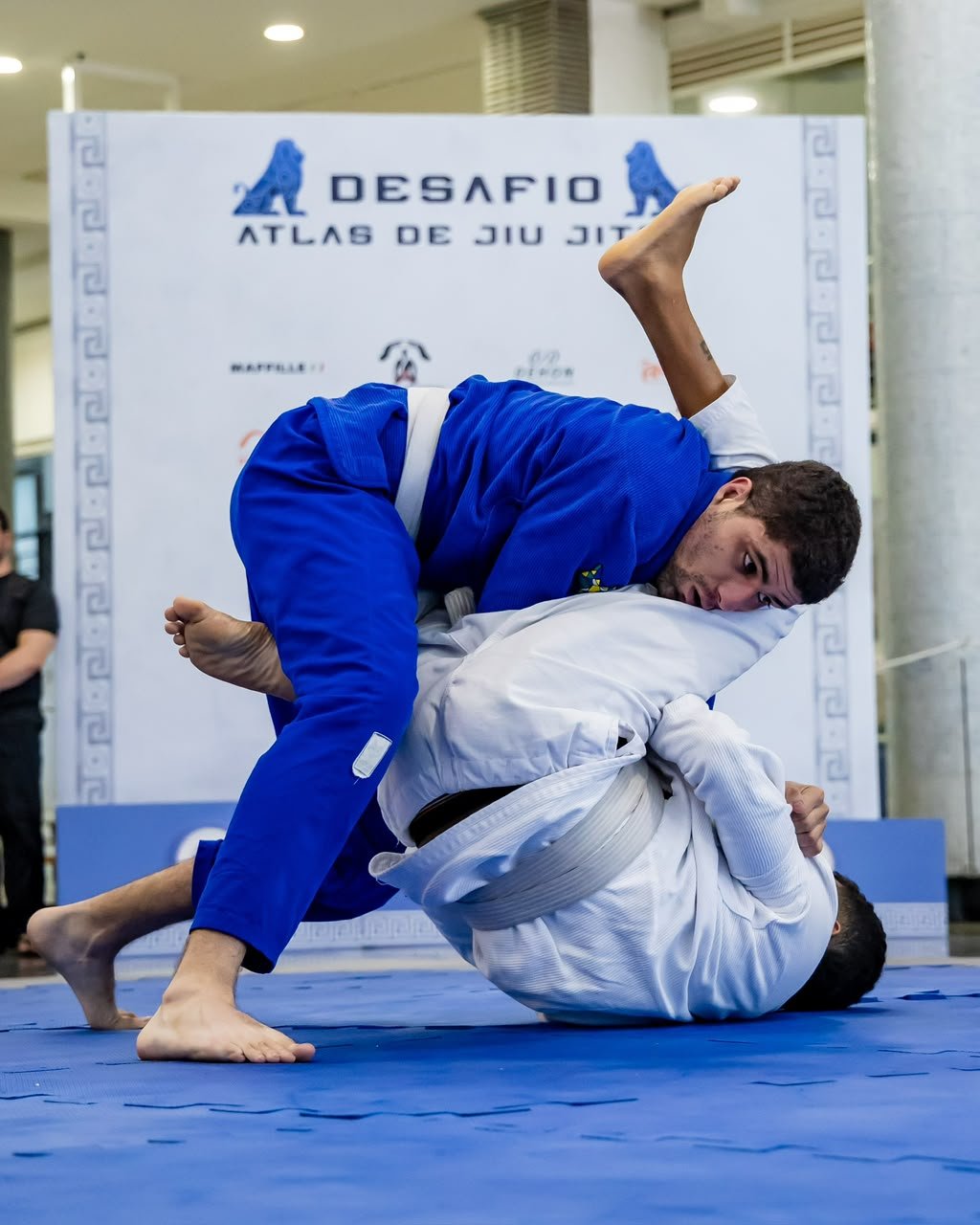 Atletas da Atlas em treino de Jiu-Jitsu com kimono